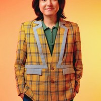 Kompak mengenakan pakaian kotak-kotak dengan sang istri, penampilan Roger Danuarta juga tak kalah mencuri atensi. Meski saat ini sudah berusia 42 tahun namun dirinya masih terlihat awet muda. Pasangan ini definisi makin tua makin muda, komentar salah seorang netizen. Foto: Instagram/@cutratumeyriska