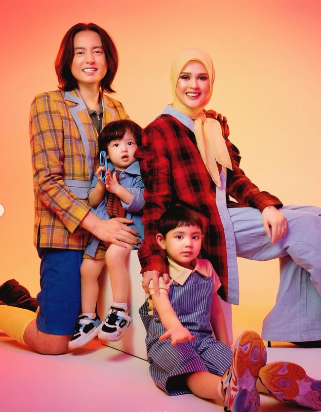 Kecantikan dan ketampanan keluarga Roger dan Cut Meyriska di pemotretan yang satu ini juga sampai disebut unreal oleh netizen. Masya Allah unreal sekeluarga, tulis salah satu komentar. Masyaallah ini sekeluarga pada cakep cakep semua... tambah komentar lain. Foto: Instagram/@cutratumeyriska