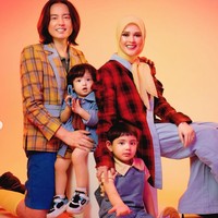 Kecantikan dan ketampanan keluarga Roger dan Cut Meyriska di pemotretan yang satu ini juga sampai disebut unreal oleh netizen. Masya Allah unreal sekeluarga, tulis salah satu komentar. Masyaallah ini sekeluarga pada cakep cakep semua... tambah komentar lain. Foto: Instagram/@cutratumeyriska