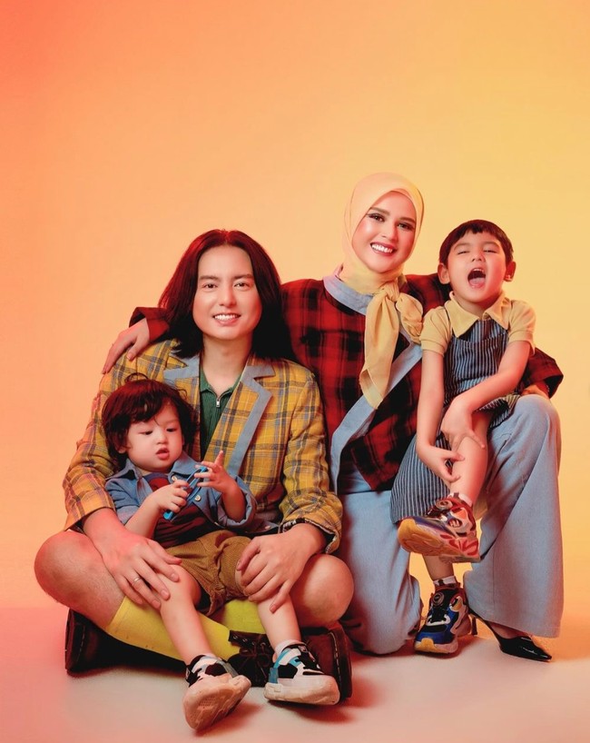 Cut Meyriska dan Roger Danuarta baru saja terlihat kembali menjalani pemotretan bersama kedua putra mereka, Shaquille dan Jourell. Tampil kompak dengan busana colorful, penampilan keempatnya dipuji bak boneka. MashaAllah ini siih keluarga bonekaa,, sekeluarga rupanyaa kayak boneka semuaa, komentar salah seorang netizen. Foto: Instagram/@cutratumeyriska