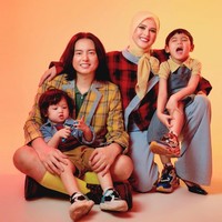 Cut Meyriska dan Roger Danuarta baru saja terlihat kembali menjalani pemotretan bersama kedua putra mereka, Shaquille dan Jourell. Tampil kompak dengan busana colorful, penampilan keempatnya dipuji bak boneka. MashaAllah ini siih keluarga bonekaa,, sekeluarga rupanyaa kayak boneka semuaa, komentar salah seorang netizen. Foto: Instagram/@cutratumeyriska