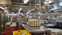 Terlihat pula kesibukan yang tengah dilakukan oleh para juru masak. Bagaimana tidak, dapur inilah yang akan menopang berbagai makanan yang tersaji di tiga restoran di kapal pesiar, yakni Dream Dining, The Lido, dan Pavilion.