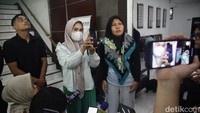 Anggun ditemani ayah Afif, Afrinaldi (kiri) dan kuasa hukum Indira memberikan pernyataan pers seusai melakukan ekspose perkara di Komnas HAM terkait kematian Afif Maulana.  