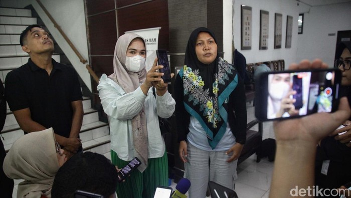 Datangi Komnas HAM, Keluarga Afif Sumbar Minta Kasusnya Terus Dikawal Keluarga Afif Maulana mendatangi Komnas HAM, Jakarta. Mereka meminta kasus kematian bocah 13 tahun itu terus dikawal.