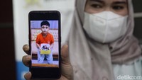 Ibunda Afif Maulana, Anggun Andriani (tengah) menunjukkan foto anaknya saat berulangtahun ke-13 usai melakukan audiensi di kantor Komnas HAM, Jl Latuharhary, Jakarta, Senin (1/7/2024).  