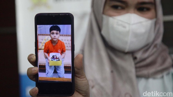 Datangi Komnas HAM, Keluarga Afif Sumbar Minta Kasusnya Terus Dikawal Keluarga Afif Maulana mendatangi Komnas HAM, Jakarta. Mereka meminta kasus kematian bocah 13 tahun itu terus dikawal.