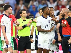 Pelatih Slovakia Sentil Declan Rice: Seperti Bodyguard Wasit