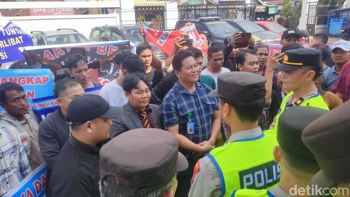 Demo di Kejari Lubuklinggau, massa menuntut kasus korupsi BUMD Musi Rawas untuk diselesaikan