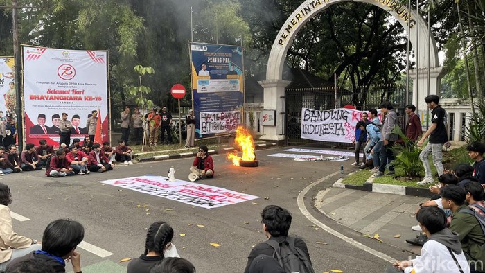 Demo mahasiswa di depan balai Kota Bandung, Senin (1/7/2024).