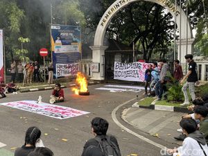 Massa Mahasiswa Gelar Aksi di Depan Balai Kota Bandung