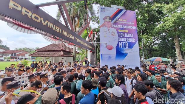 Demonstrasi mahasiswa di depan kantor Gubernur NTB, Mataram, Senin (1/7/2024).