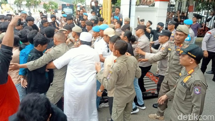 Demo menolak RUU Penyiaran di Gorontalo berakhir ricuh.
