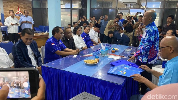 Sekretaris DPD Demokrat Sulawesi Selatan (Sulsel), Haidar Majid menyerahkan surat tugas kepada 18 bakal calon kepala daerah untuk 12 Pilkada di Suslel.