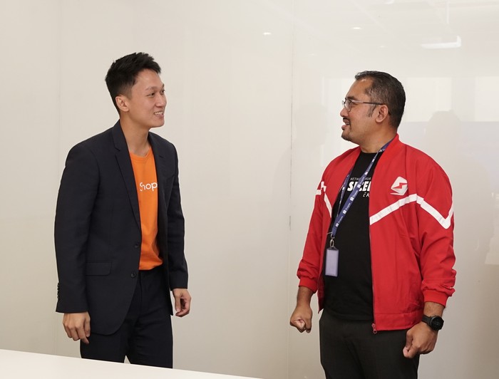 Director of Business Shopee Indonesia bersama External Affairs Director SiCepat Ekspres membahas kerja sama program Garansi Tepat Waktu (