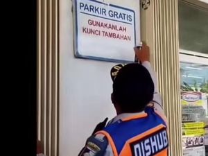 Viral Petugas Dishub Lombok Barat Hapus Tulisan Parkir Gratis di Indomaret