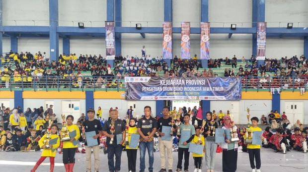 Drum Band SD binaan Polres Jombang yang borong piala di Kejurprov Jatim.