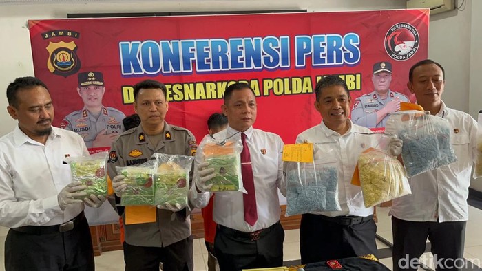 Dua pengedar 4 kilogram sabu dan 20 ribu butir ekstasi diamankan Polda Jambi