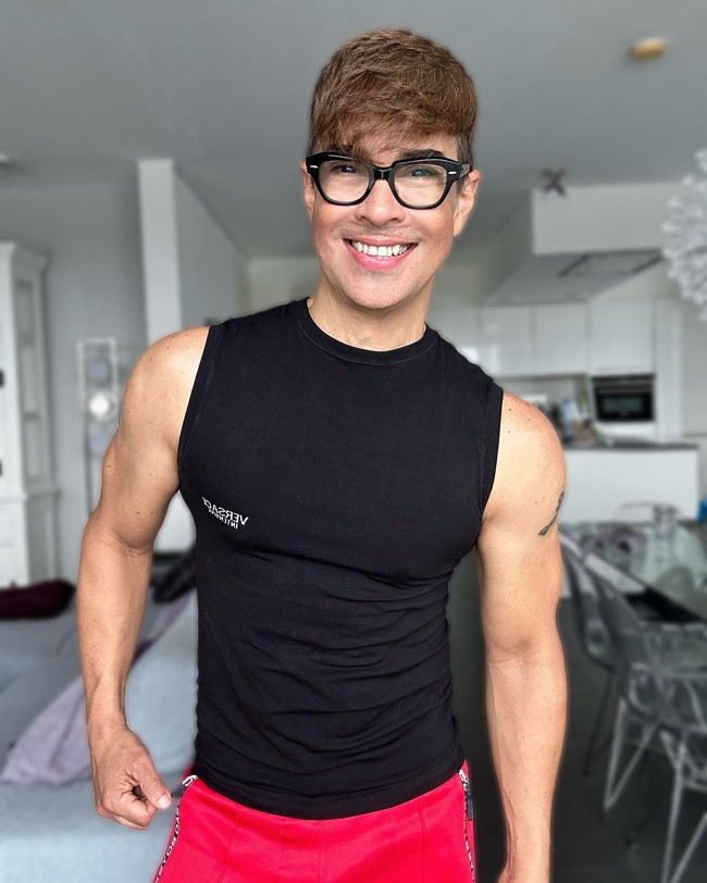 Netizen pun semakin terkejut ketika mengetahui bahwa usianya sudah hampir 60 tahun. Karena parasnya yang terlalu awet muda, netizen bahkan sampai menuduhnya palsu. Foto: Instagram Edson Brandao