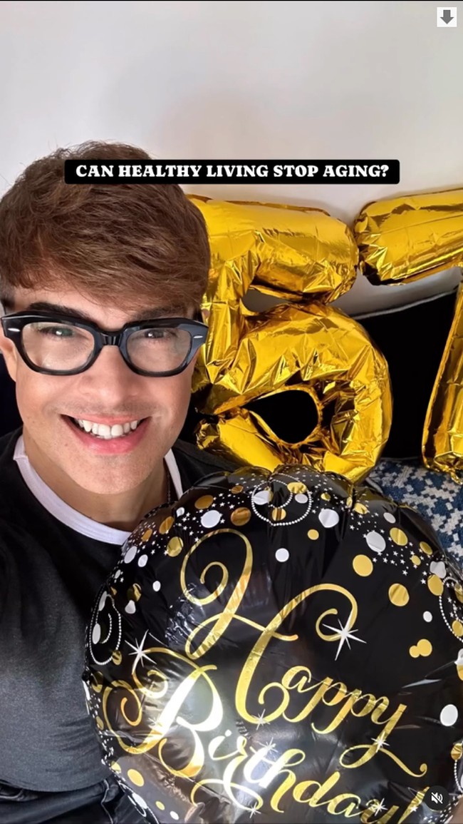 Di media sosial, Edson memang sering membanggakan penampilannya yang terlihat jauh lebih muda dari usia sebenarnya yakni 57 tahun. Hal tersebut membuat banyak orang curiga dengan rahasia di balik ketampanannya. Di kolom komentar, tak sedikit yang menyebutnya telah melakukan berbagai tindakan estetika hingga bukan manusia betulan. Foto: Instagram Edson Brandao