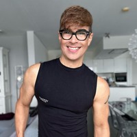 Netizen pun semakin terkejut ketika mengetahui bahwa usianya sudah hampir 60 tahun. Karena parasnya yang terlalu awet muda, netizen bahkan sampai menuduhnya palsu. Foto: Instagram Edson Brandao