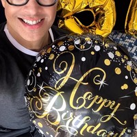 Di media sosial, Edson memang sering membanggakan penampilannya yang terlihat jauh lebih muda dari usia sebenarnya yakni 57 tahun. Hal tersebut membuat banyak orang curiga dengan rahasia di balik ketampanannya. Di kolom komentar, tak sedikit yang menyebutnya telah melakukan berbagai tindakan estetika hingga bukan manusia betulan. Foto: Instagram Edson Brandao