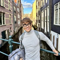 Pria asal Belanda itu pun langsung menyanggah komentar jahat yang ditujukan padanya. Ia mengaku tidak pernah melakukan operasi plastik atau mempercantik penampilan dengan makeup apalagi tuduhan AI. Penampilanku asli tanpa filter, tanpa operasi plastik, tanpa Botox, dan tanpa makeup, kata Edson. Foto: Instagram Edson Brandao