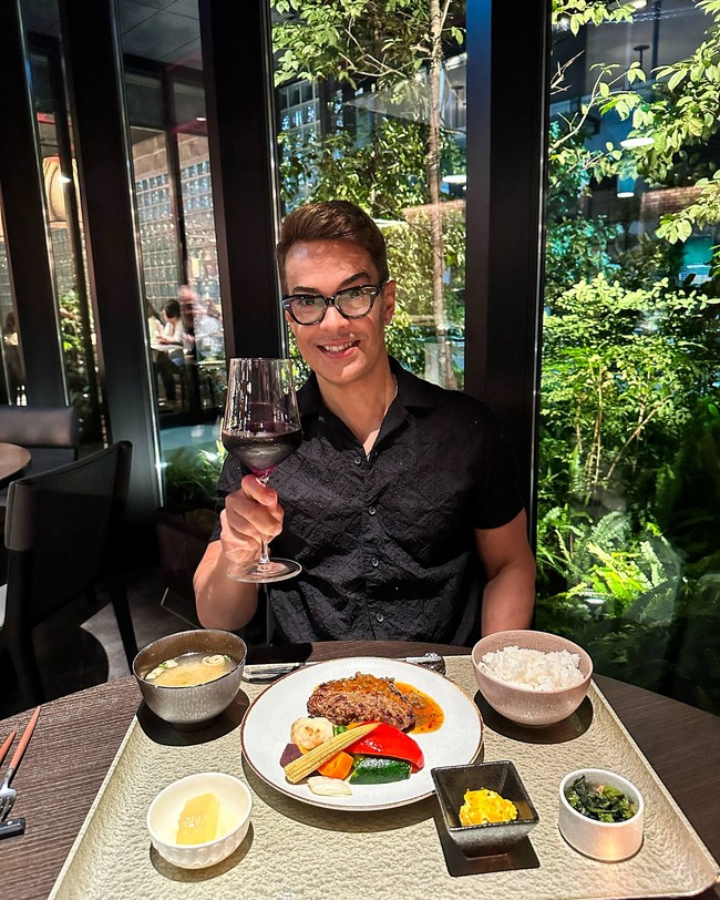 Aku berencana untuk meraih cita-cita dengan cara yang natural, banyak makan buah, sayur dan banyak minum air putih. Aku setiap hari menggunakan krim anti aging untuk kulitku untuk menjaga penampilan yang awet muda, tutur Edson. Foto: Instagram Edson Brandao