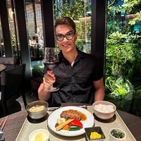 Aku berencana untuk meraih cita-cita dengan cara yang natural, banyak makan buah, sayur dan banyak minum air putih. Aku setiap hari menggunakan krim anti aging untuk kulitku untuk menjaga penampilan yang awet muda, tutur Edson. Foto: Instagram Edson Brandao