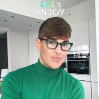 Seorang pria bernama Edson Brandao mengejutkan netizen dengan transformasinya. Ketika mengunggah potret perbedaan usianya ketika berusia 27 versus sekarang, banyak orang tidak percaya karena tampak tidak menua. Foto: Instagram Edson Brandao