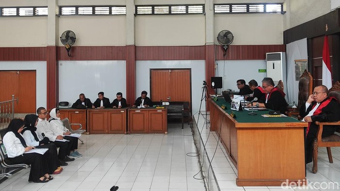 Empat terdakwa kasus dugaan korupsi aset yayasan Batanghari Sembilan jalan sidang perdana