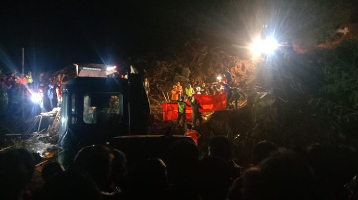 Evakuasi korban tewas tertimbun longsor di Blitar