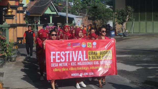 Gelaran Festival Kirab Budaya dan Bazar UMKM, tim hibah MBKM UNS di Desa Metuk, Kecamatan Mojosongo, Boyolali.