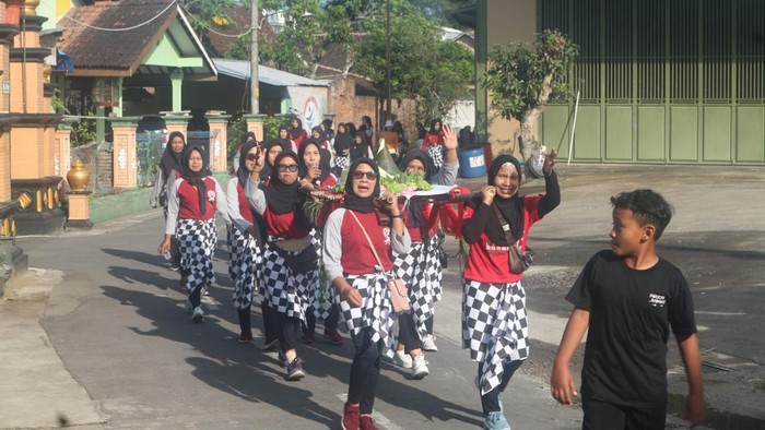 Gelaran Festival Kirab Budaya dan Bazar UMKM, tim hibah MBKM UNS di Desa Metuk, Kecamatan Mojosongo, Boyolali.