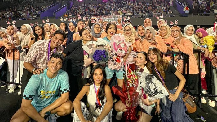 Fuji ditemani penggemar saat pertandingan badminton.