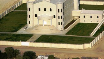 Fundamentalist Church of Jesus Christ of Latter-Day Saints Church: Gerakan Mormon fundamentalis ini pertama muncul awal abad ke-20. Anggotanya bebas poligami. Keadaan memburuk ketika Warren Jeffs mengambil alih kepemimpinan setelah kematian ayahnya tahun 2002. Dalam seminggu, dia menikahi hampir semua istri ayahnya dan menyatakan bertanggung jawab mengatur pernikahan dalam aliran sesat termasuk antara pengikutnya dan gadis di bawah umur. Di 2005, ia didakwa melakukan pelecehan seksual anak di bawah umur. Di 2011, ia akhirnya dijatuhi hukuman karena melakukan pelecehan seksual terhadap dua gadis di bawah umur, yang ia akui sebagai istrinya. Dia menjalani hukuman seumur hidup ditambah 20 tahun di penjara Texas. Foto: Wikipedia