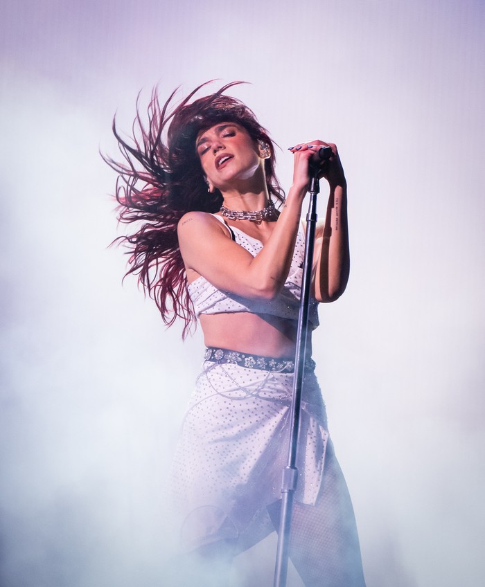 Gaya Dua Lipa di Glastonbury 2024