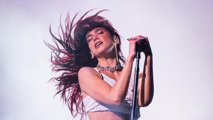 Gaya Dua Lipa di Glastonbury 2024