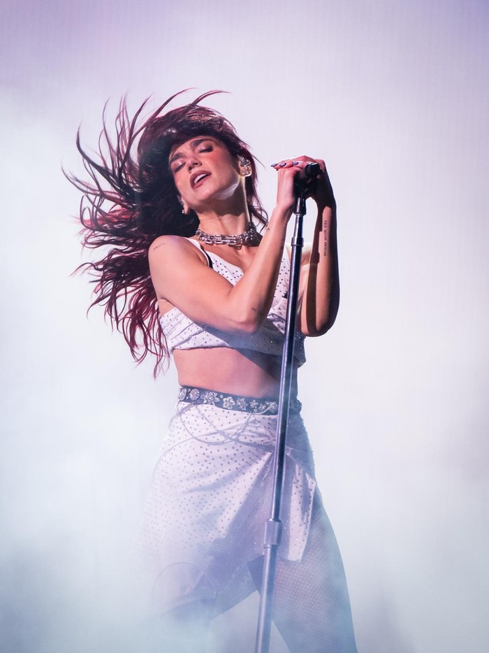 Gaya Dua Lipa di Glastonbury 2024