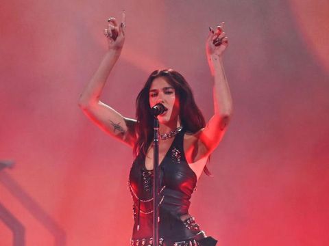 Gaya Dua Lipa di Glastonbury 2024
