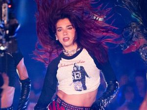 Video: Warganet Bandingkan Panggung Dua Lipa di Singapura dan Jakarta