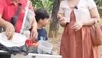 Gaya Seru Rey Utami, Seleb Terkaya di Indonesia Saat Jajan Kaki Lima