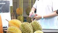 Bawa uang tunai segepok, Rey tak pelit bagikan banyak uang untuk membeli buah durian di pinggir jalan. Foto: Instagram @reyutami