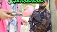 Jajan bakpao kaki lima, Rey juga hargai bakpao yang dibelinya seharga Rp 1 juta per biji sekaligus ekonomi membantu sang penjual. Foto: Instagram @reyutami