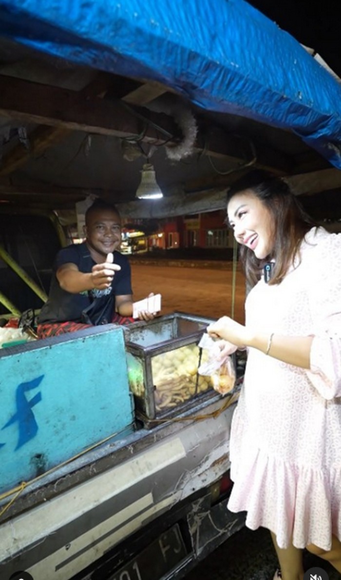 Gaya Seru Rey Utami, Seleb Terkaya di Indonesia Saat Jajan Kaki Lima