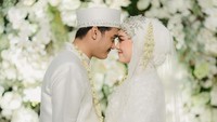 Happy Asmara dan Gilga Sahid secara intimate menggelar akad nikah tertutup pada 22 Juni 2024 di Gedung Trending 1, Jalan Totok Kerot, Sumberjo, Kandat, Kediri, Jawa Timur. Dilansir detikJatim pernikahan itu hanya digelar selama 1 jam dan tertutup. Foto: dok. Instagram Gilga Sahid