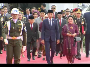 Usai Operasi, Prabowo Jalan di Belakang Jokowi Hadiri HUT Ke-78 Bhayangkara