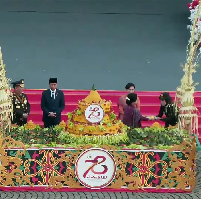 Ibu Negara Iriana Jokowi memotongkan dan menyerahkan tumpeng untuk Peraih Hoegeng Awards 2023 Kategori Pelindung Perempuan dan Anak (PPA), Kompol Yuni Utami.