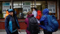 Selain itu, mulai tahun ini puncak tertinggi Jepang ini memasang tarif untuk pendakian.