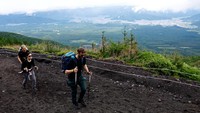 Aturan ini dibuat karena pendaki Gunung Fuji Jepang kerap melaporkan adanya antrian panjang, sampah yang berserakan, dan perilaku tidak bertanggung jawab.