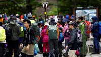 Selain itu, pendaki akan diminta membayar biaya konservasi opsional sebesar 1.000 yen atau sekitar Rp 101.622.